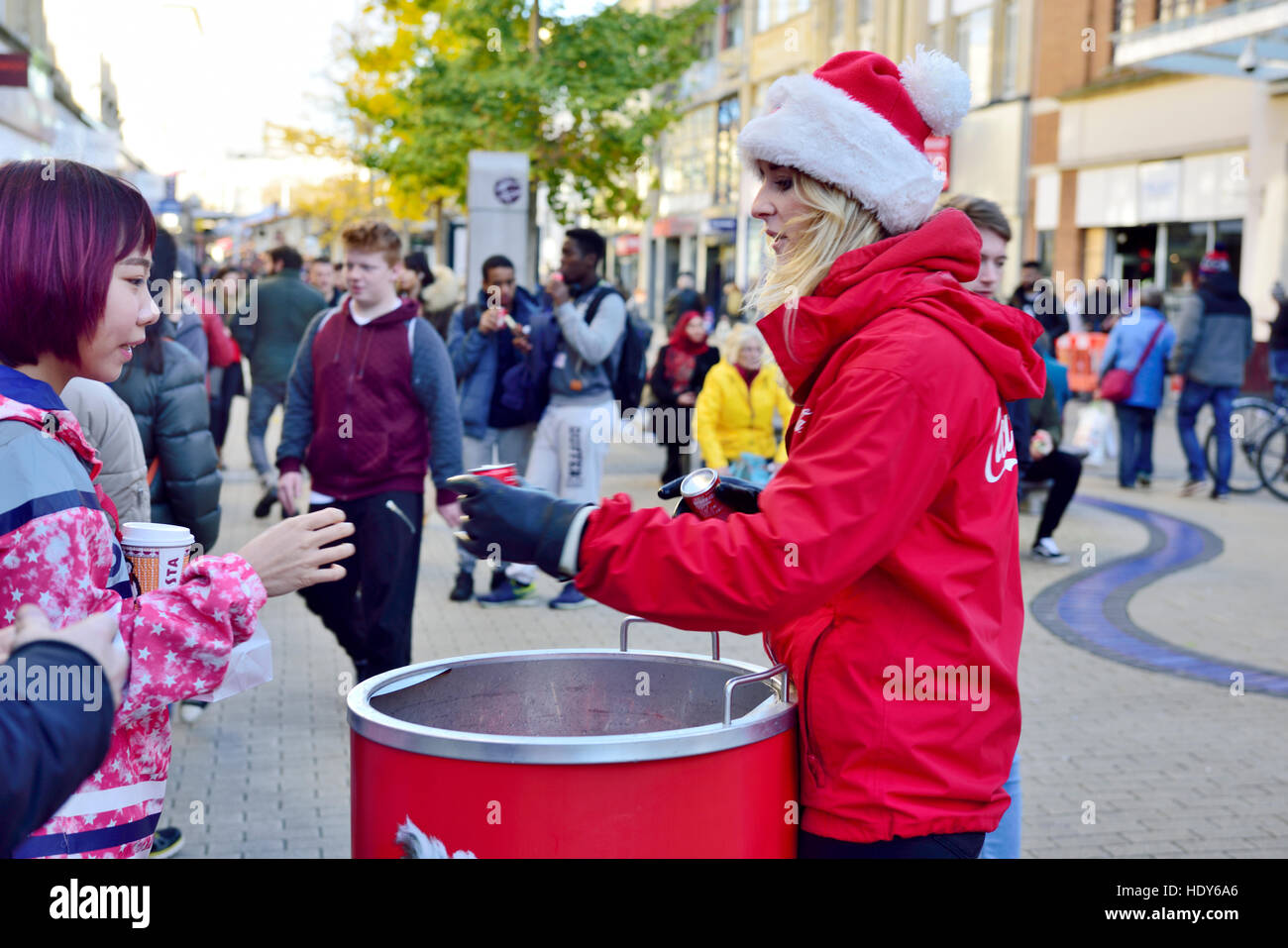 Coca Cola Christmas promotion, distribuire campioni gratuiti in Broadmead, Bristol, Regno Unito Foto Stock