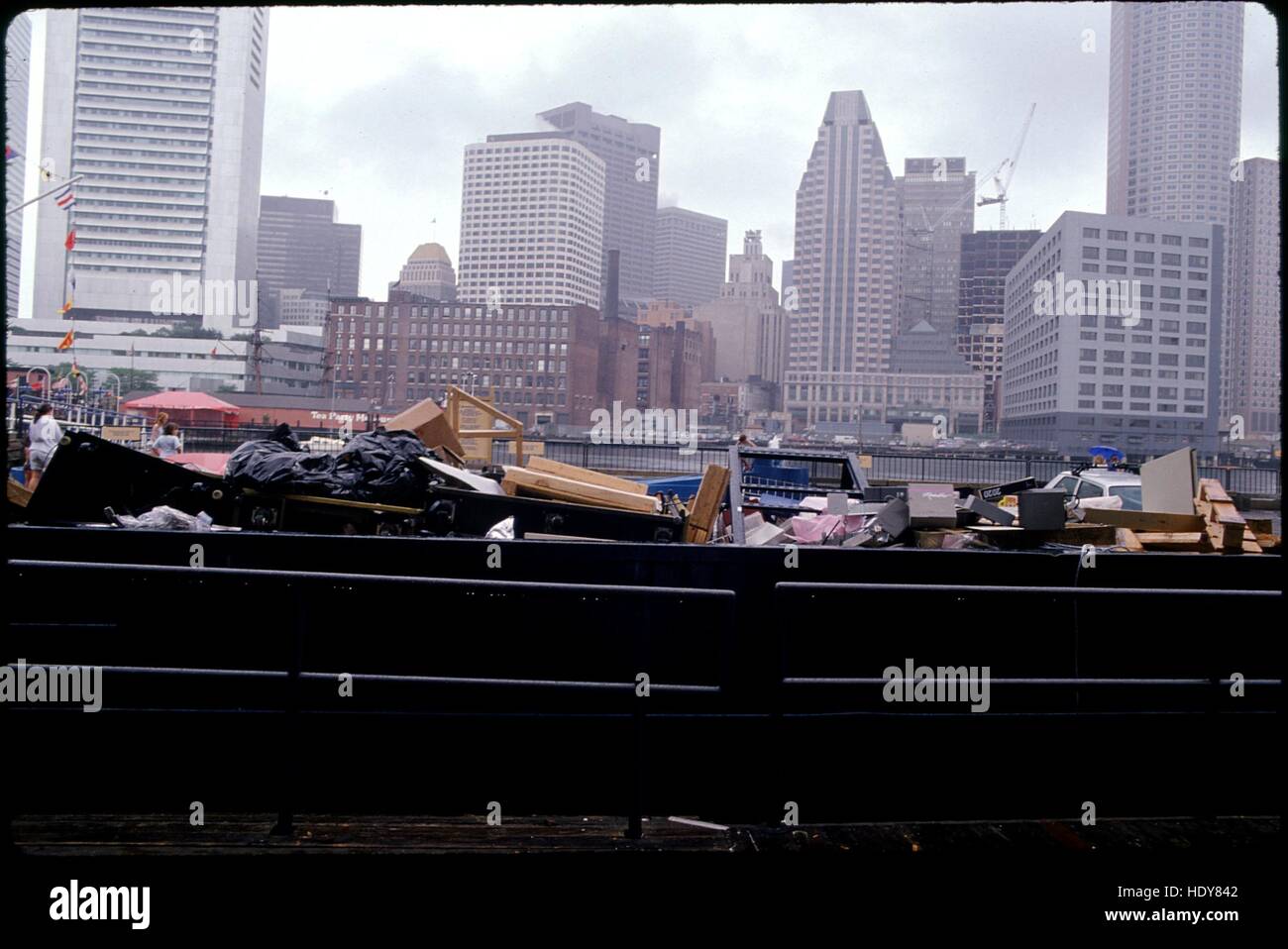 1996 Cestino cassonetti con American skyline della città in background Foto Stock