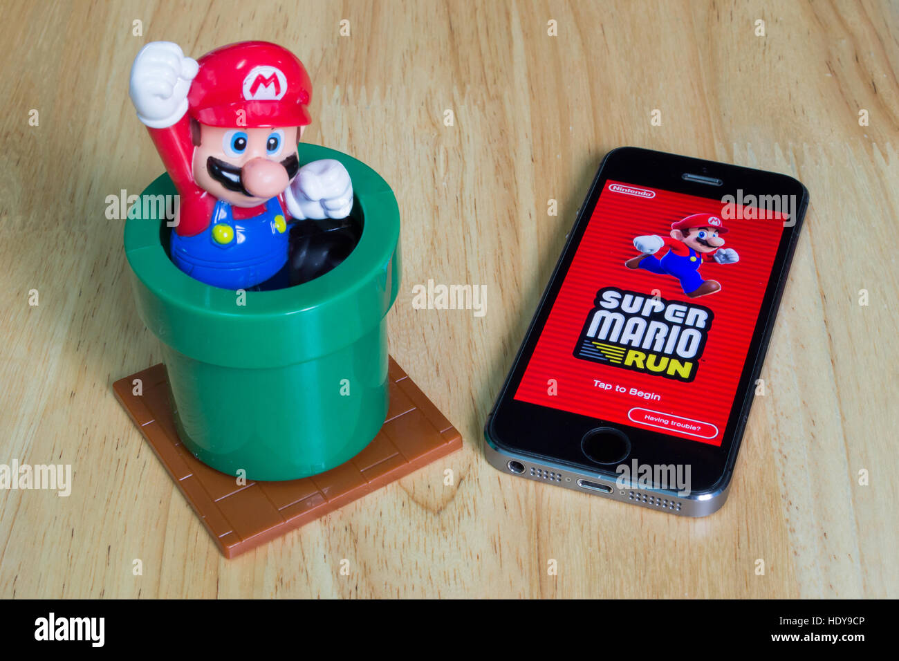 Bangkok, Tailandia - 16 Dicembre 2016 : Apple iPhone5s che mostra il suo schermo con Super Mario esegue l'applicazione. Foto Stock
