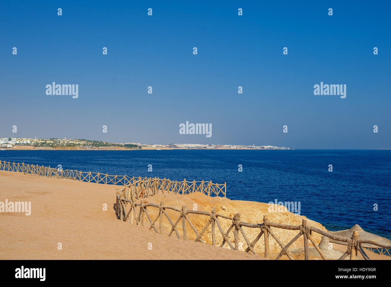 Costa del mare. Spiaggia di sabbia in Egitto Foto Stock