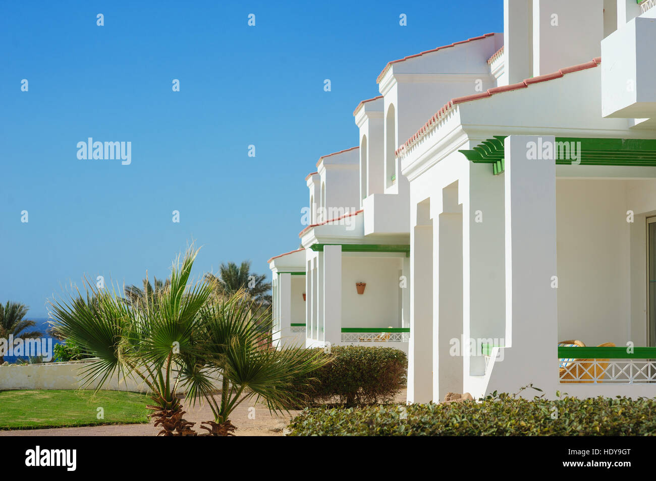 Architettura dell'edificio bianco vicino al mare Foto Stock