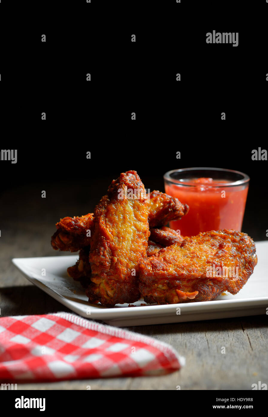 Piastra di ali di pollo su un tavolo di legno Foto Stock