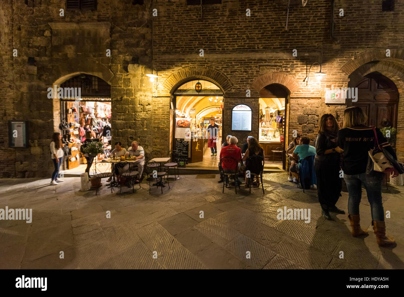 Città medievale di San Gimignano, Toscana, Italia. Cenare al fresco presso il Bar Bobili, Via s. Giovanni Foto Stock