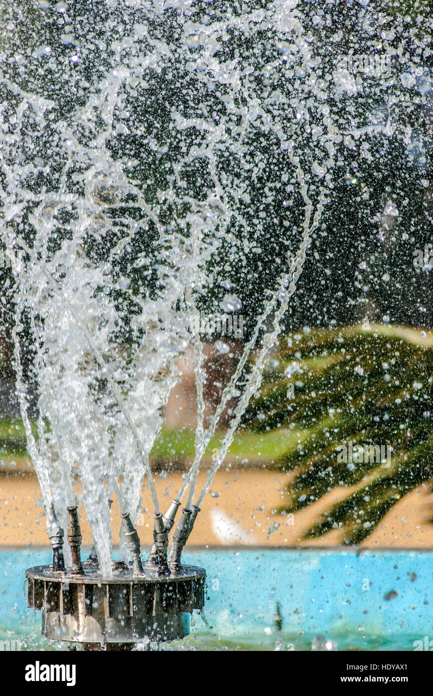 Una fonte con il movimento di acqua congelata in fotografia Foto Stock