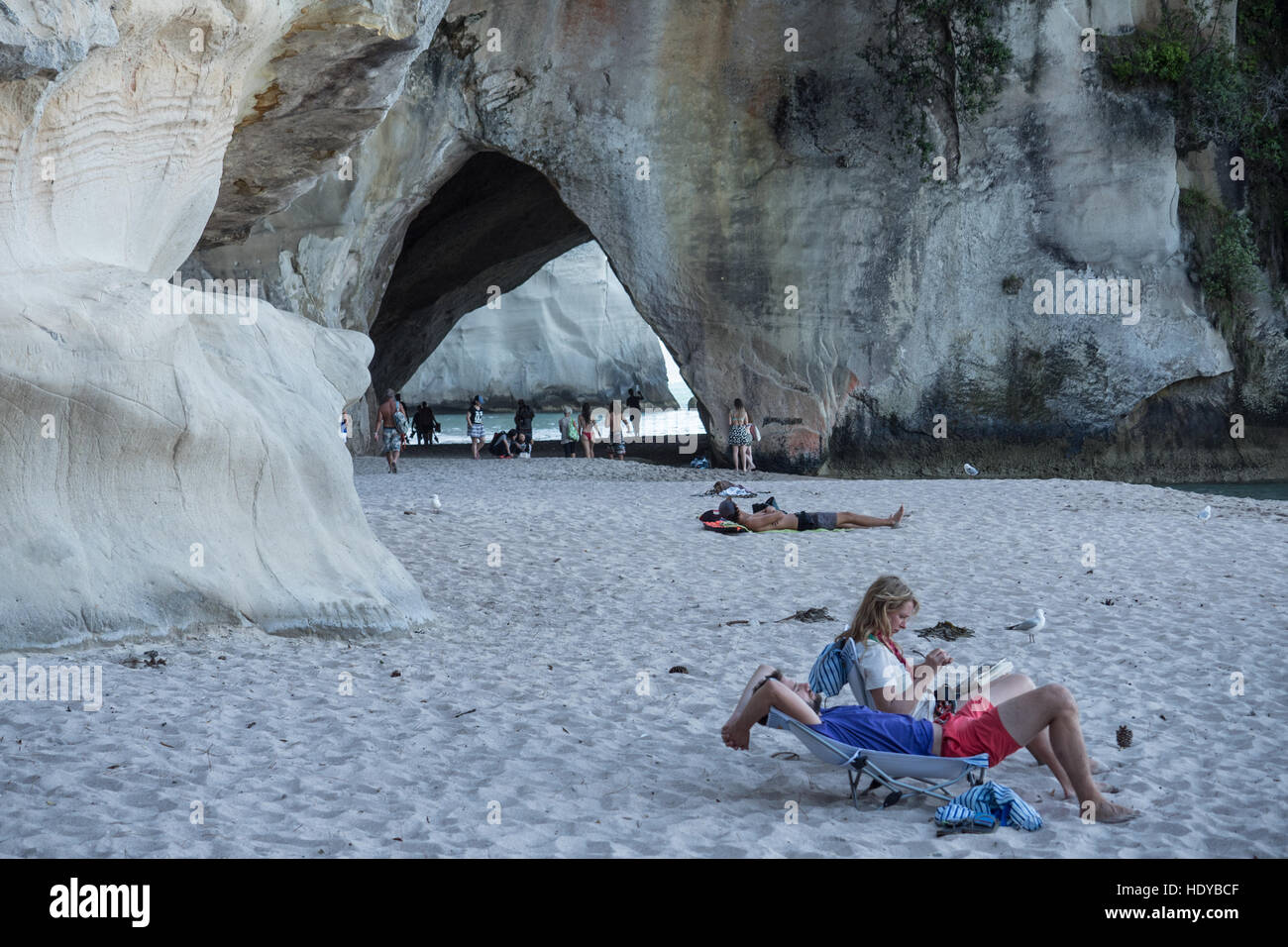 Cattedrale Cove Beach, Arco Naturale e 'Te Hoho Rock' Penisola di Coromandel, Isola del nord, Nuova Zelanda. Foto Stock