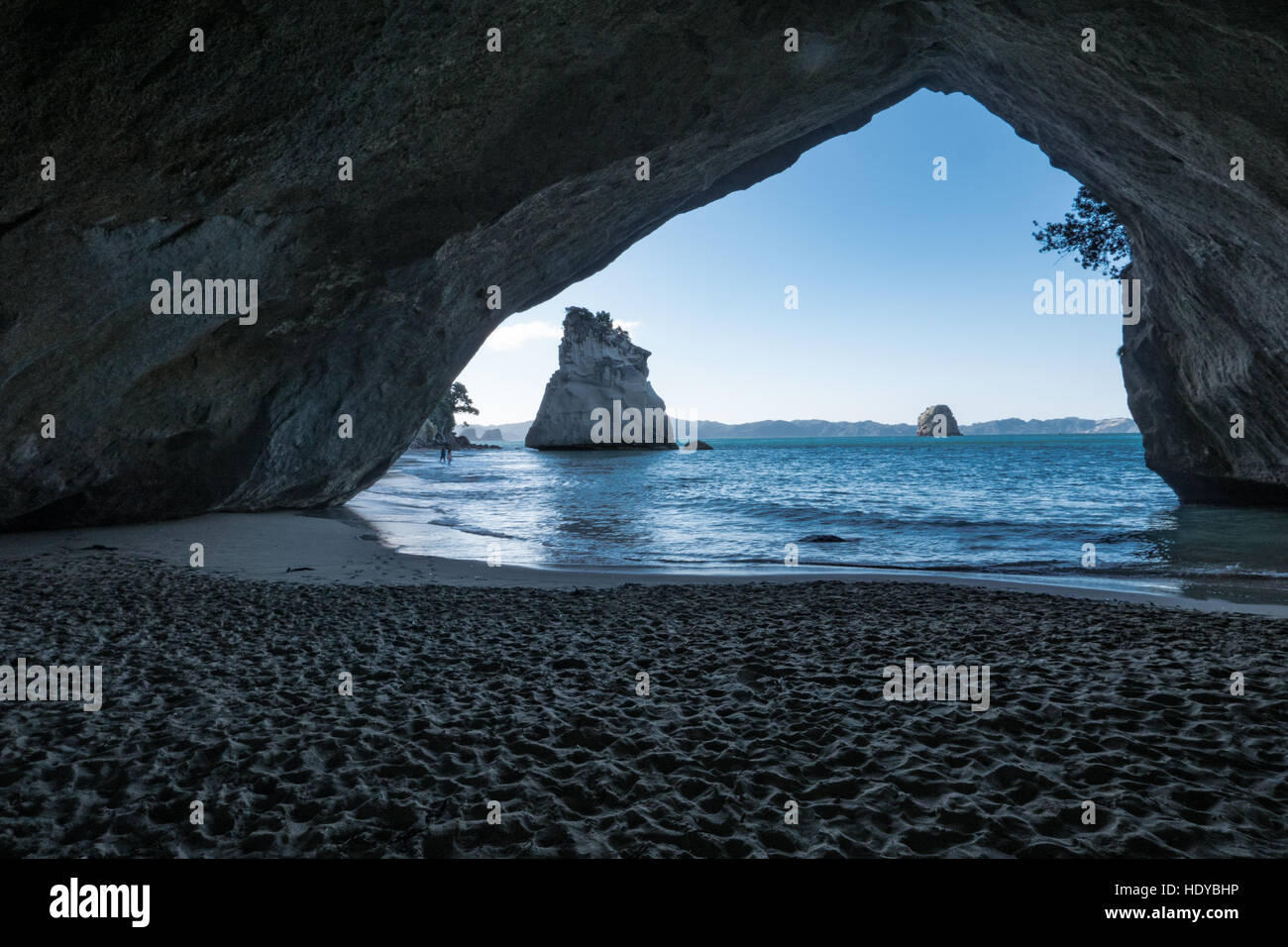 Cattedrale Cove Beach e 'Te Hoho Rock' Penisola di Coromandel, Isola del nord, Nuova Zelanda. Foto Stock