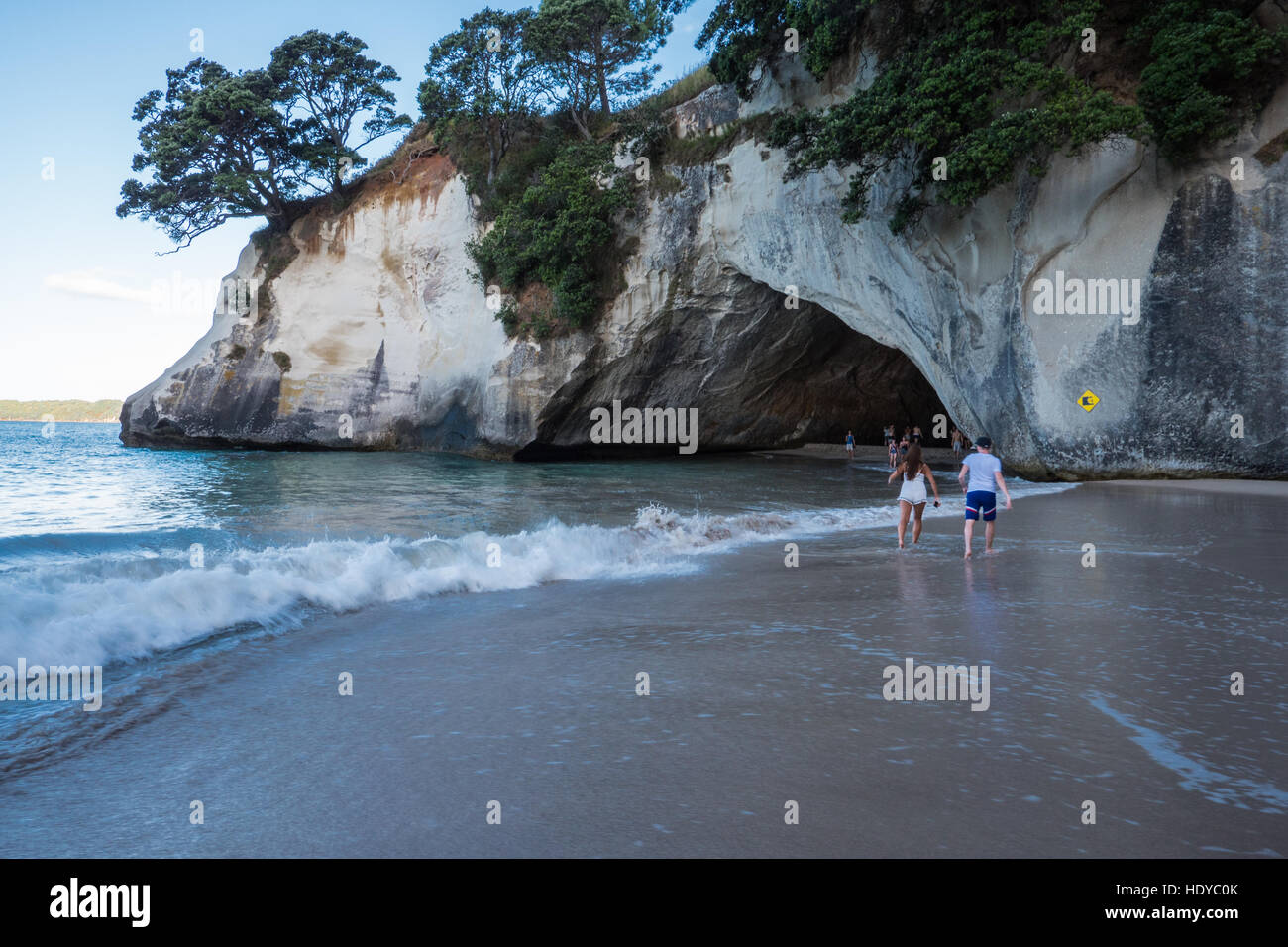 L'arco naturale a Cove della cattedrale, Penisola di Coromandel, Isola del nord, Nuova Zelanda. Foto Stock