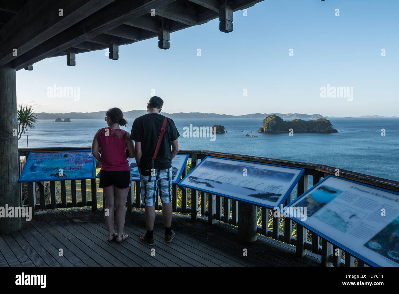 Cove Della Cattedrale observation deck e pannelli informativi. Penisola di Coromandel, Isola del nord, Nuova Zelanda. Foto Stock