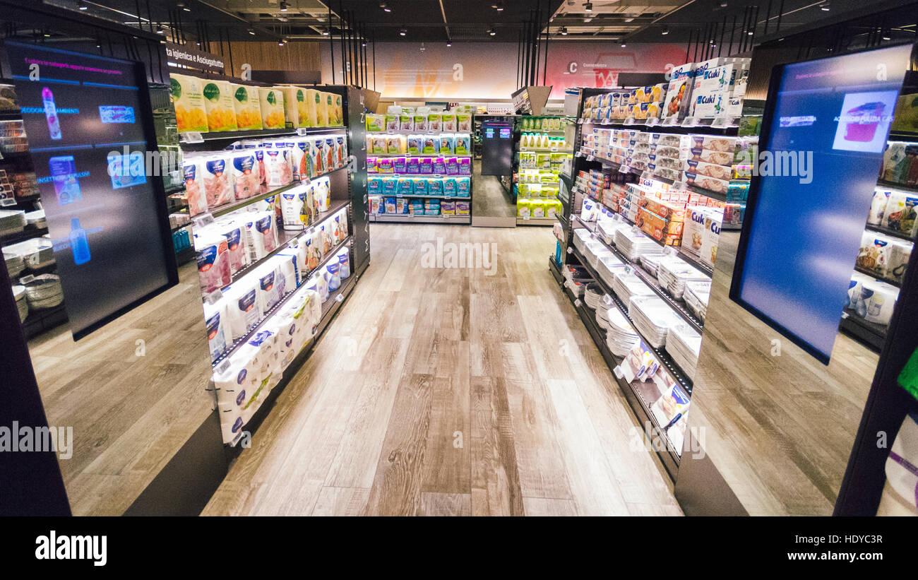 Coop Italia, la più grande catena di supermercati, ha collaborato con Accenture per reinventare l'esperienza del cliente nel nuovo shop Foto Stock