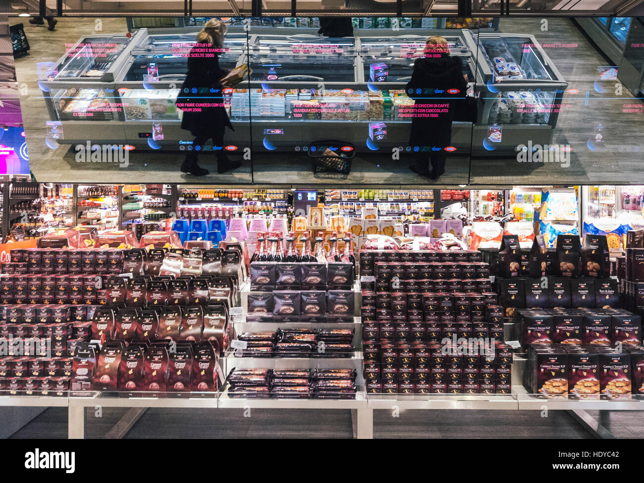 Coop Italia, la più grande catena di supermercati, ha collaborato con  Accenture per reinventare l'esperienza del cliente nel nuovo shop Foto  stock - Alamy