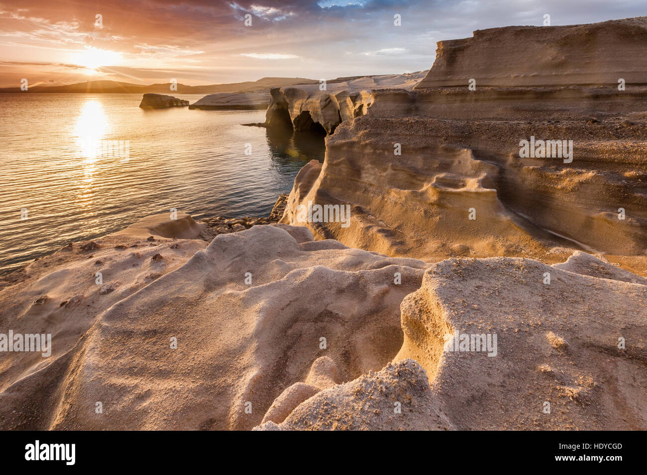 Spiaggia rocciosa di Milos al tramonto Foto Stock