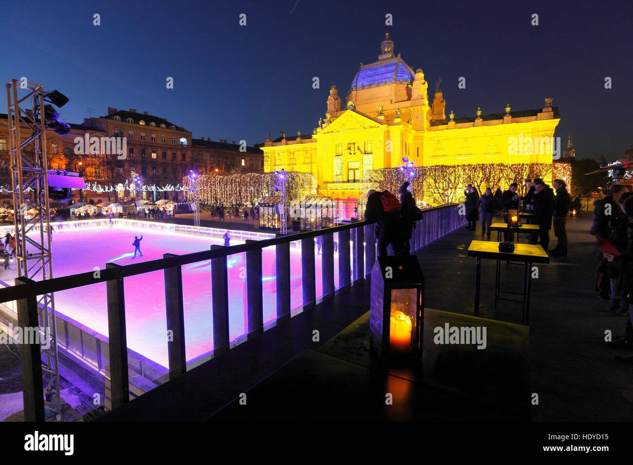 Illuminato Anello di pattinaggio nel tempo di Natale nella parte anteriore del padiglione di Zagabria in inverno Foto Stock