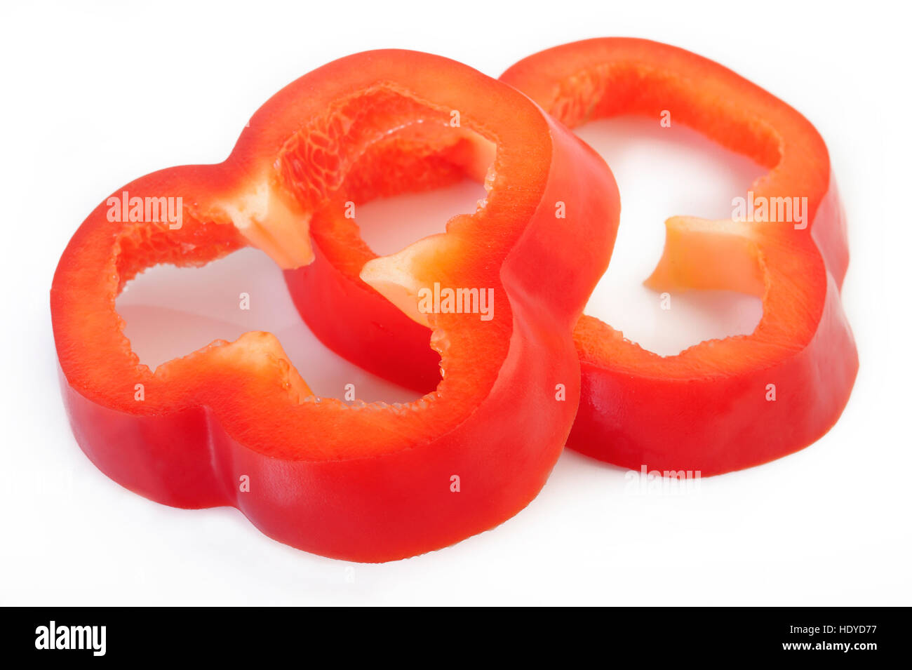 Fette di peperone rosso isolato su sfondo bianco Foto Stock