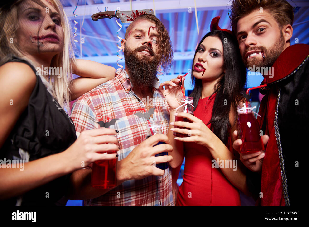 Ritratto di quattro amici alla festa di Halloween Foto Stock
