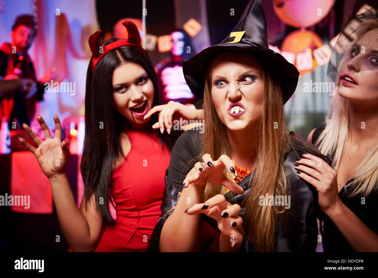 Ragazze rendendo davvero facce spooky Foto Stock