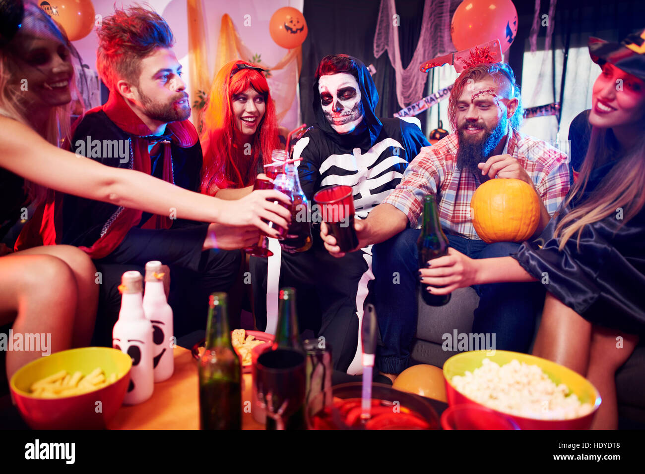 Bicchieri di bevande alcoliche in festa di Halloween Foto Stock