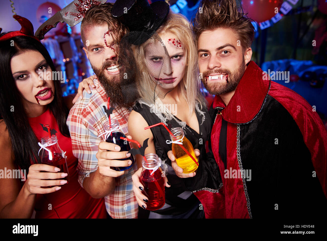 Bevande colorate detenute da buoni amici Foto Stock