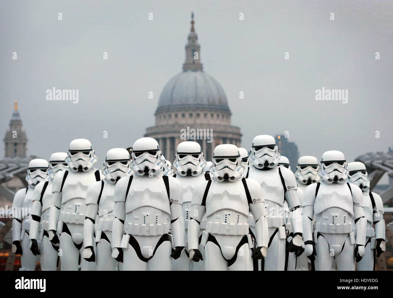 Solo uso editoriale di un gruppo di fan di Star Wars vestito come  Stormtroopers passeggiata attraverso il Millennium Bridge di Londra, per  celebrare il lancio di Rogue uno: Star Wars Storia, che