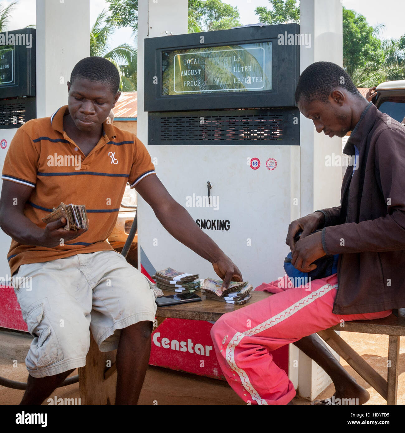 Punti metallici di denaro in corrispondenza di una stazione di benzina in Sierra Leone Foto Stock