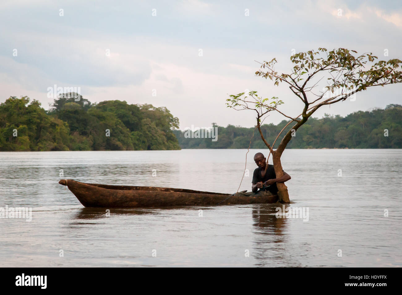 Pescatore in canoa sul fiume Moa, Sierra Leone Foto Stock