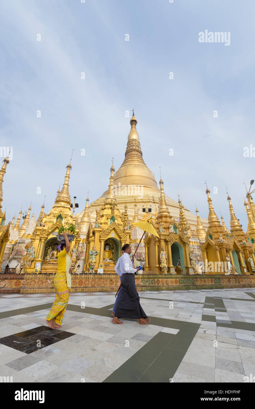 Processione religiosa a Shwedagon pagoda in Yangon, Myanmar Foto Stock