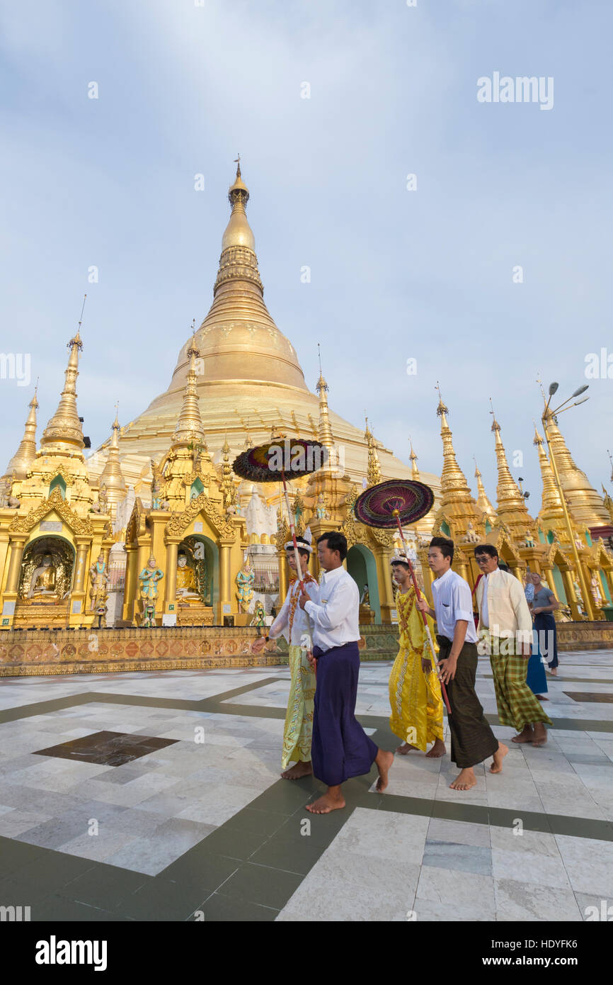Processione religiosa a Shwedagon pagoda in Yangon, Myanmar Foto Stock