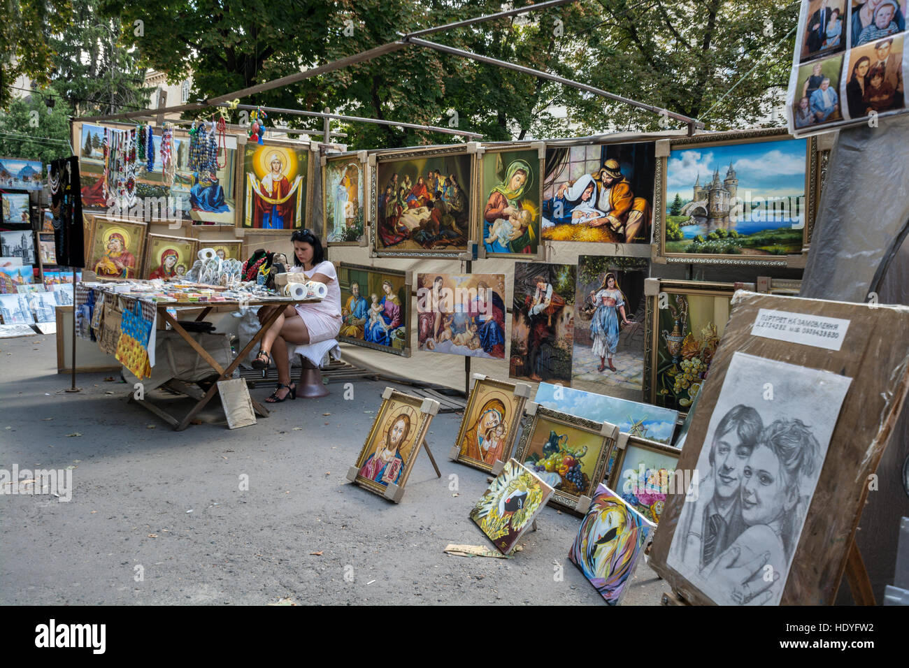 Mercato di artigianato e arte Vernissage a Teatralna Street a Lviv, Ucraina Foto Stock