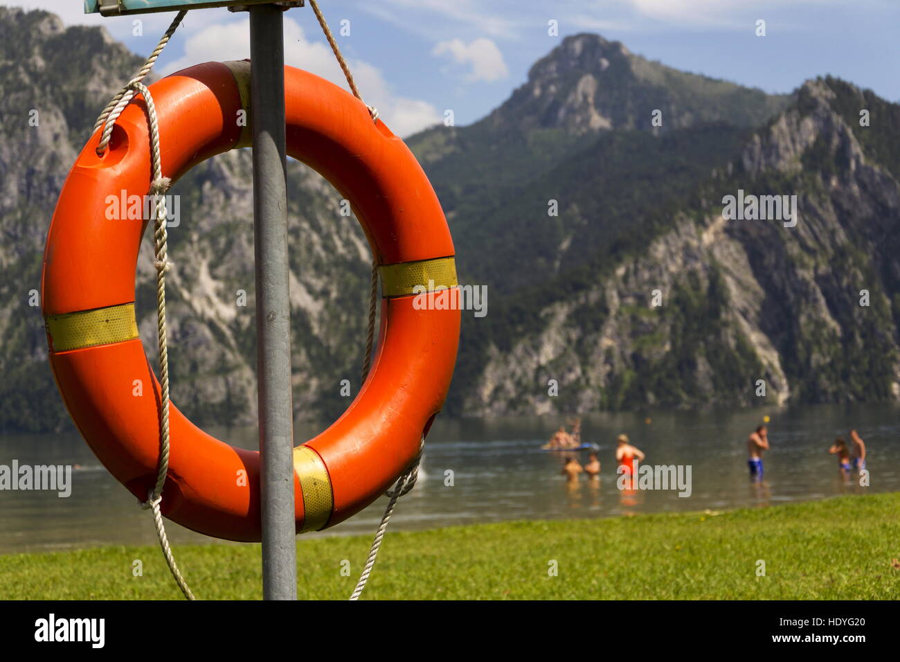 Ciambella rosso appendere dalla montagna lago Traunsee, Salzkammergut Austria Superiore Foto Stock