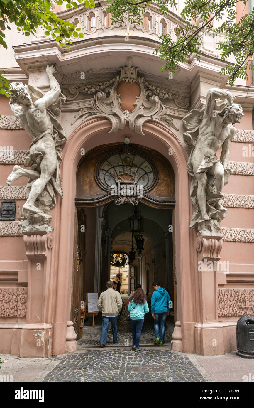 Ingresso della casa di scienziati di Lviv, Ucraina Foto Stock