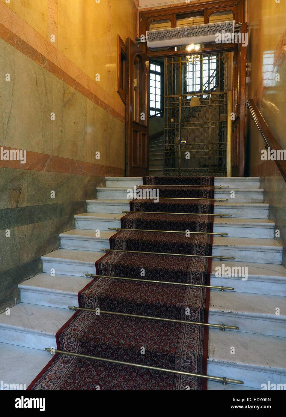 I gradini di ingresso al vecchio edificio con ascensore antico Stoccolma Svezia Foto Stock