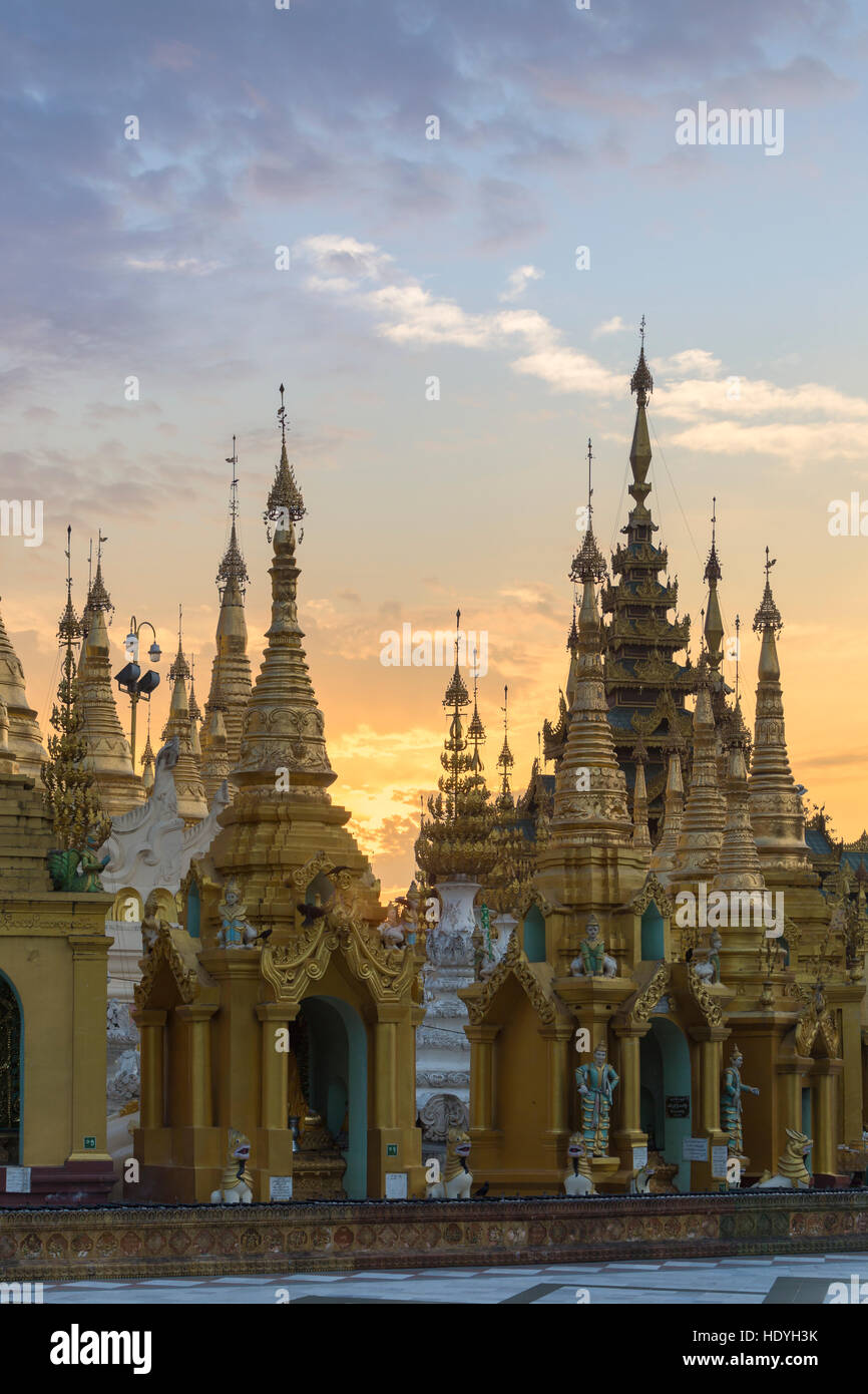 Le guglie di Shwedagon pagoda poco dopo l'alba, Yangon, Myanmar Foto Stock