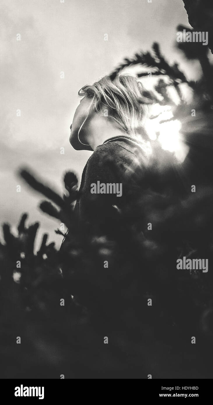 images Fotografie Immagini Di Donne In Bianco E Nero https www alamy it foto immagine immagine in bianco e nero di donna posa da roccia 129069457 html