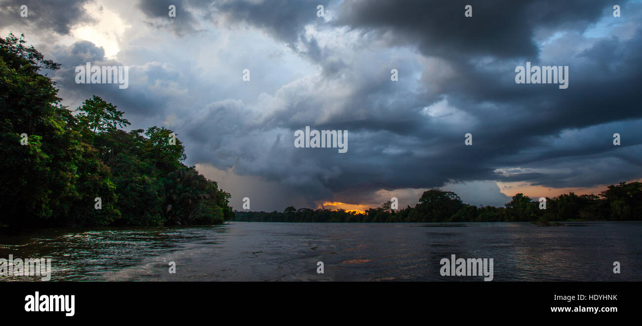 Tramonto a Teway Island, Sierra Leone. Cielo sopra l'isola di Tiwai. La stagione delle piogge sta per finire Foto Stock