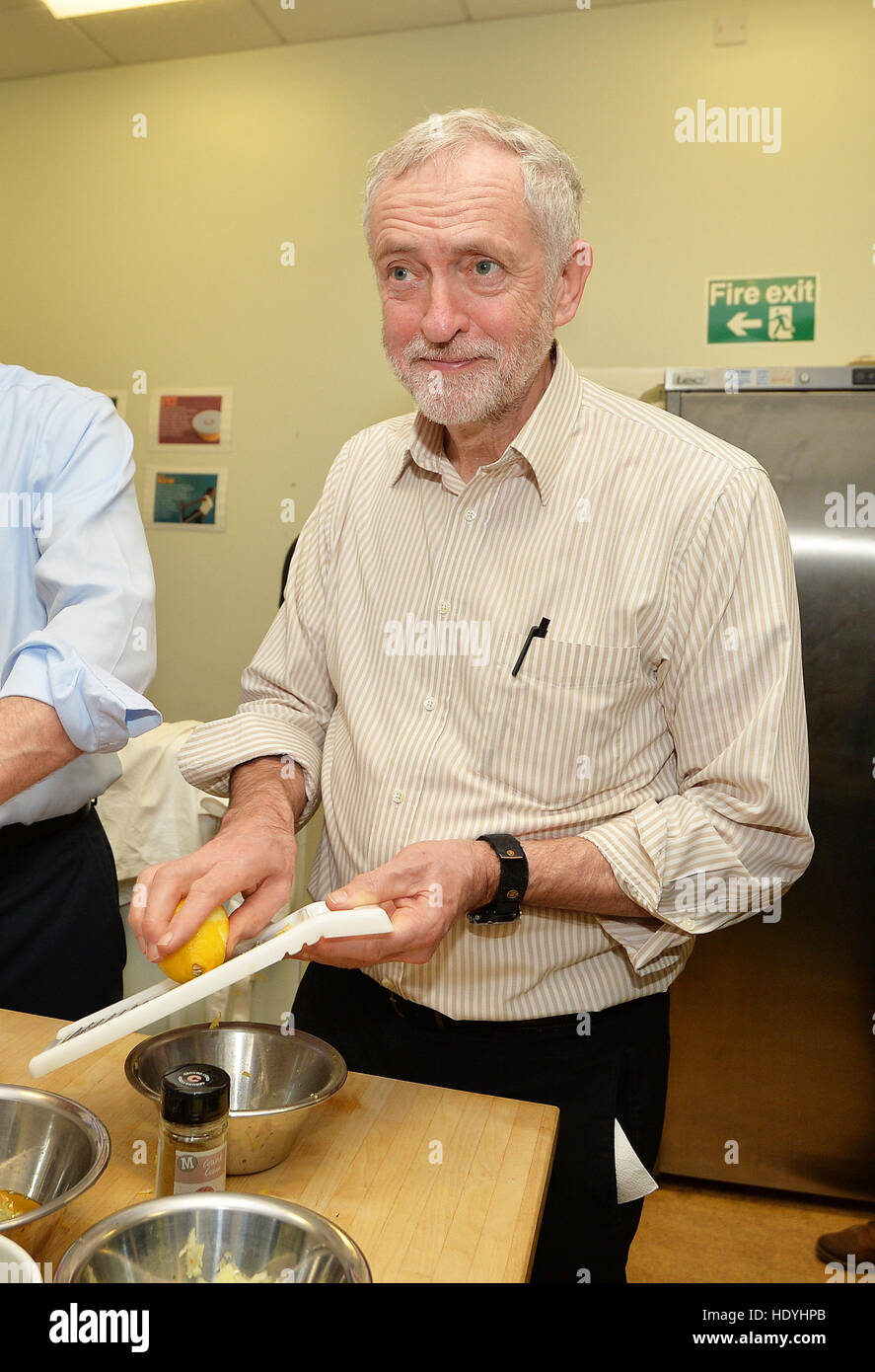 Leader laburista Jeremy Corbyn, prende parte in una classe che mostra come fare a buon mercato cibo sano e facile da cucinare, durante una visita alla Centrepoint ostello, a Camberwell, Londra. Premere associazione immagine fotografica data: giovedì 15 dicembre 2016. Foto di credito dovrebbe leggere: John Stillwell/PA FILO Foto Stock