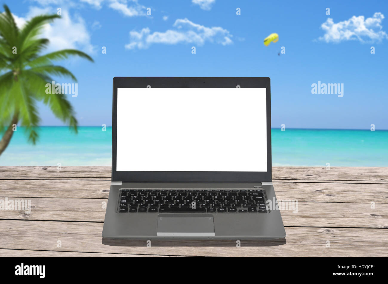 Schermo vuoto del notebook su una spiaggia perfetta Foto Stock