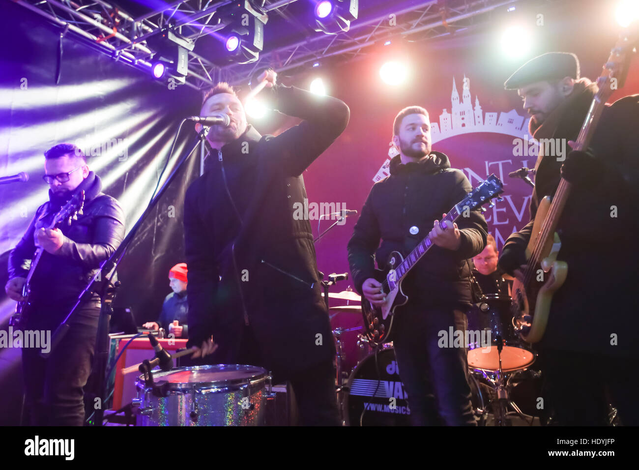 Famoso il croato rock band Vatra esibirsi sul palco di fronte a galleria d'arte Klovicevi dvori nella parte superiore old town, Gradec,Zagreb Foto Stock