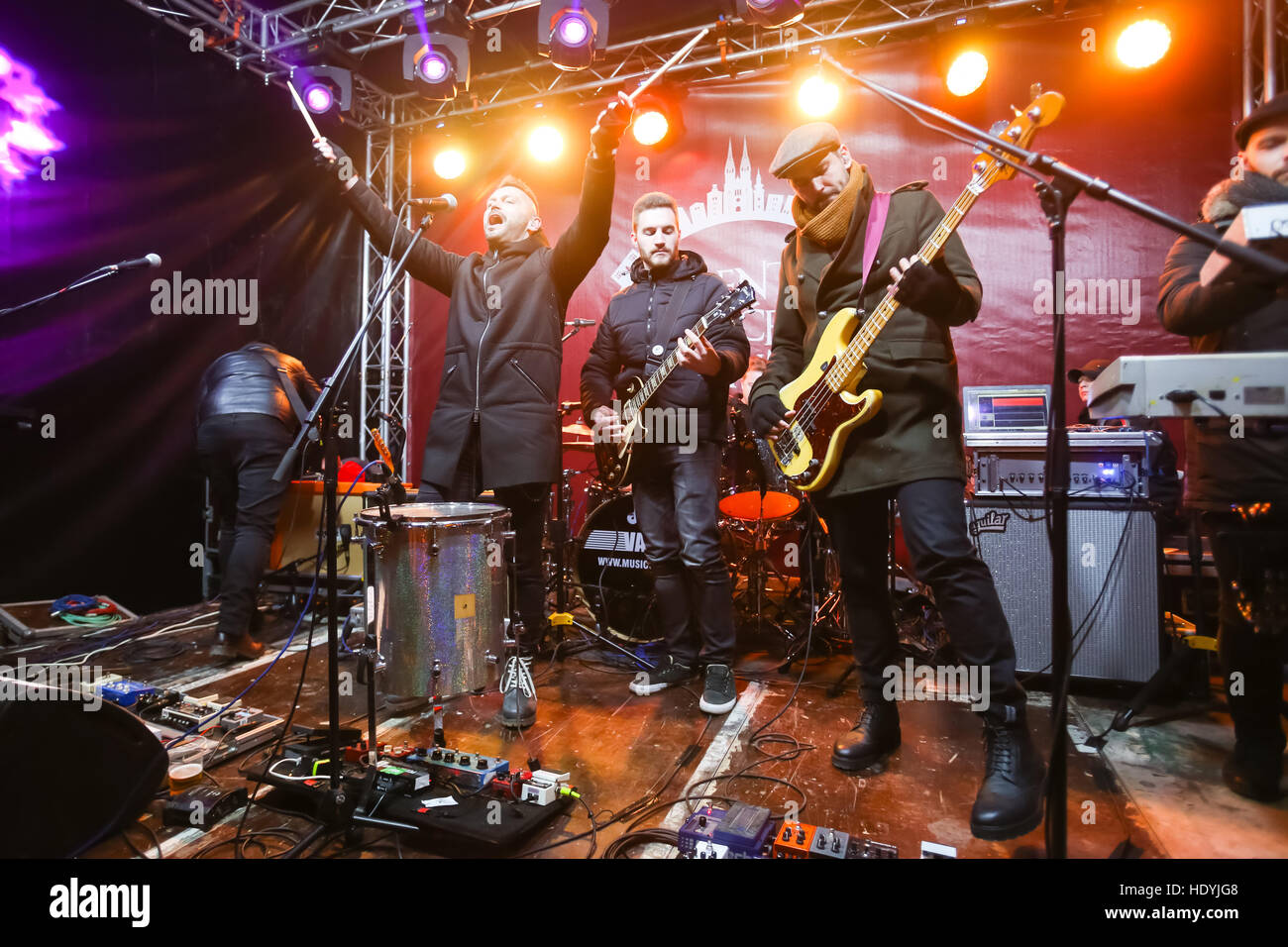 Famoso il croato rock band Vatra esibirsi sul palco di fronte a galleria d'arte Klovicevi dvori nella parte superiore old town, Gradec,Zagreb Foto Stock