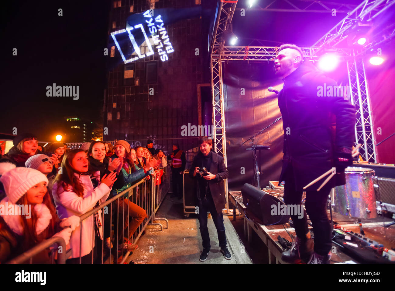 Famoso il croato rock band Vatra esibirsi sul palco di fronte a pubblico nella parte superiore old town, Gradec,Zagreb, Croazia. Foto Stock