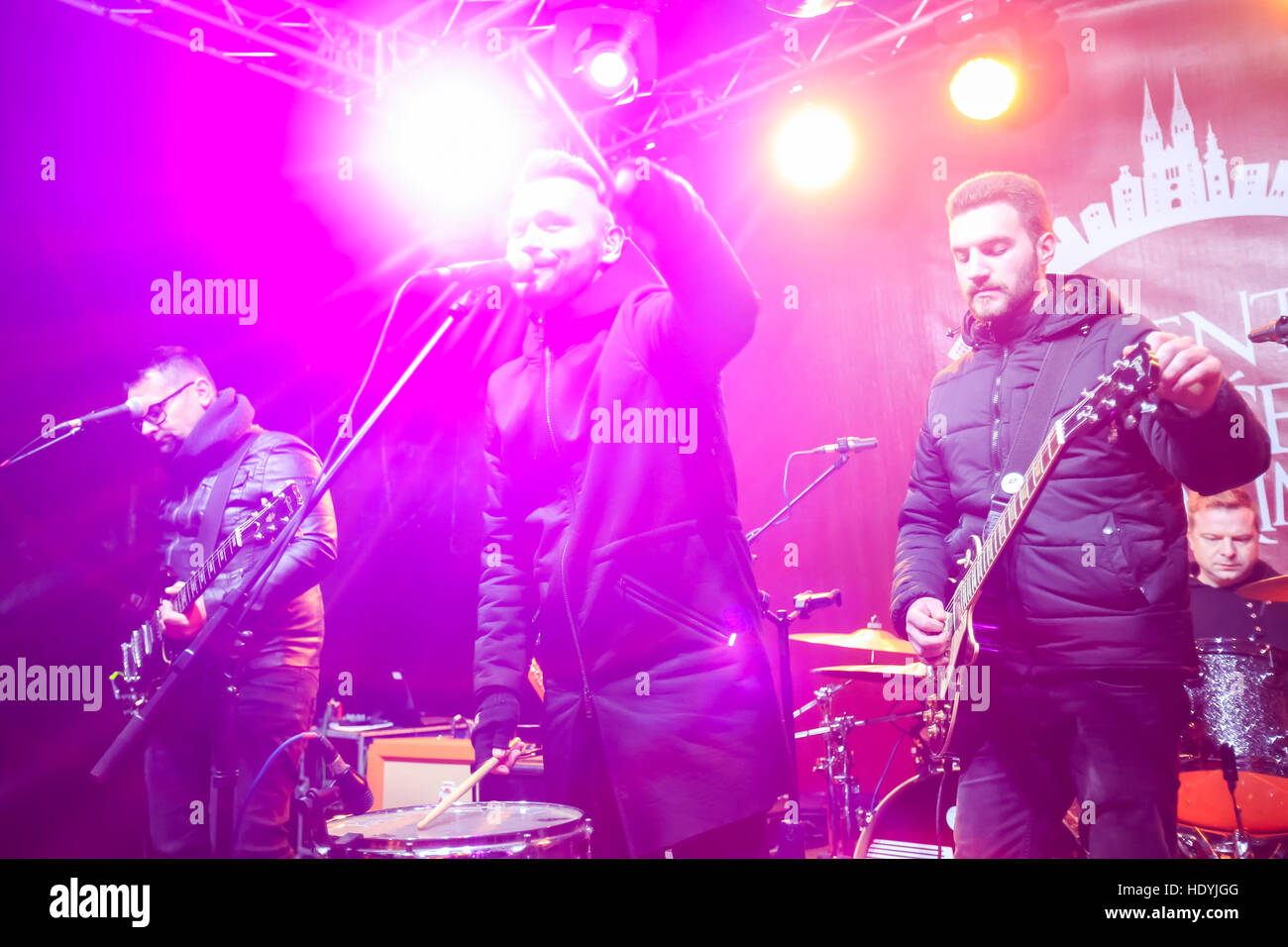 Famoso il croato rock band Vatra esibirsi sul palco di fronte a galleria d'arte Klovicevi dvori nella parte superiore old town, Gradec,Zagreb Foto Stock