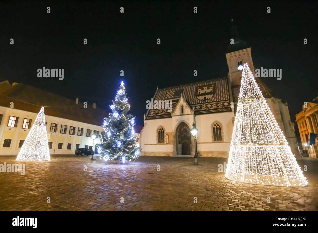 L'illuminazione di alberi di Natale di fronte al Saint segna la Chiesa a Piazza San Marco in alto a città vecchia Gradec, Zagabria Foto Stock