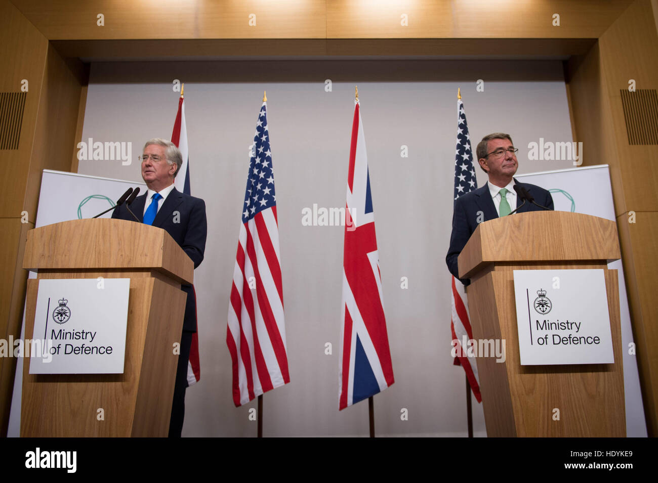 Il Segretario della Difesa Michael Fallon e il Segretario alla difesa degli Stati Uniti di cenere (carter destro) durante una conferenza stampa al vertice di Londra dopo la loro co-ospitato una coalizione Counter-Daesh riunione ministeriale presso il Foreign Office di Londra. Foto Stock