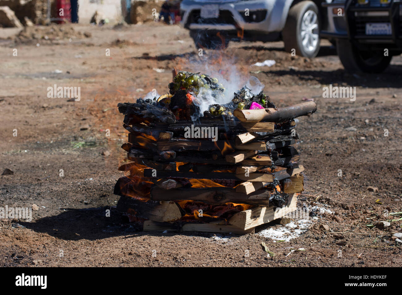 Un ardente mesa, offrendo alla Pachamama, madre terra divinità. Le ceneri saranno successivamente interrato per la divinità Foto Stock