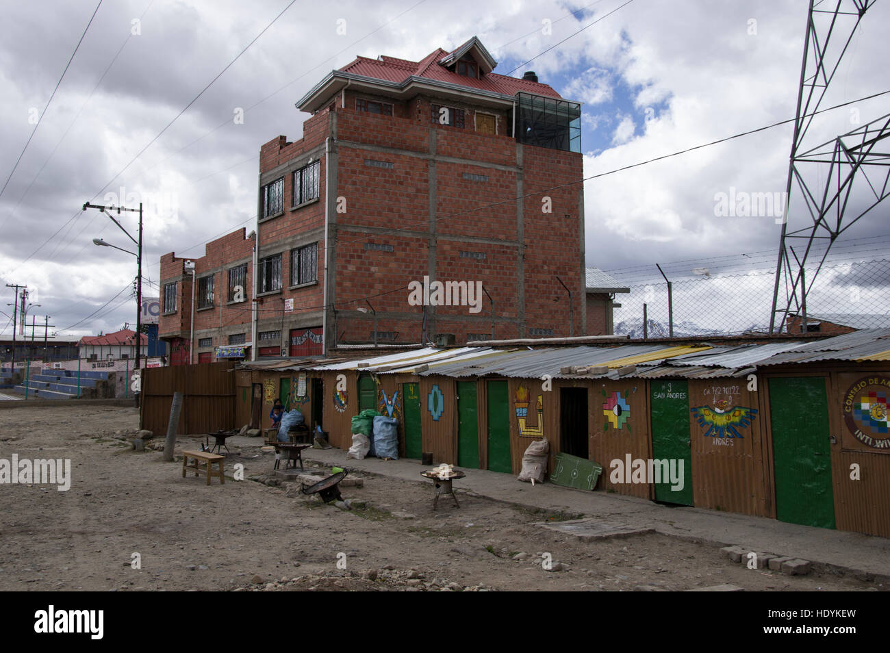 Baracche di verde di El Alto, Bolivia, dove gli operatori tradizionali di guarigione e medicina fare offerte per le divinità Foto Stock
