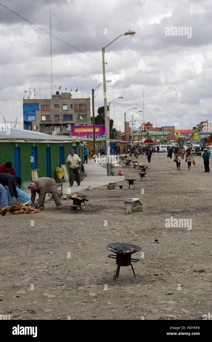 Baracche di verde di El Alto, Bolivia, dove gli operatori tradizionali di guarigione e medicina fare offerte per le divinità Foto Stock