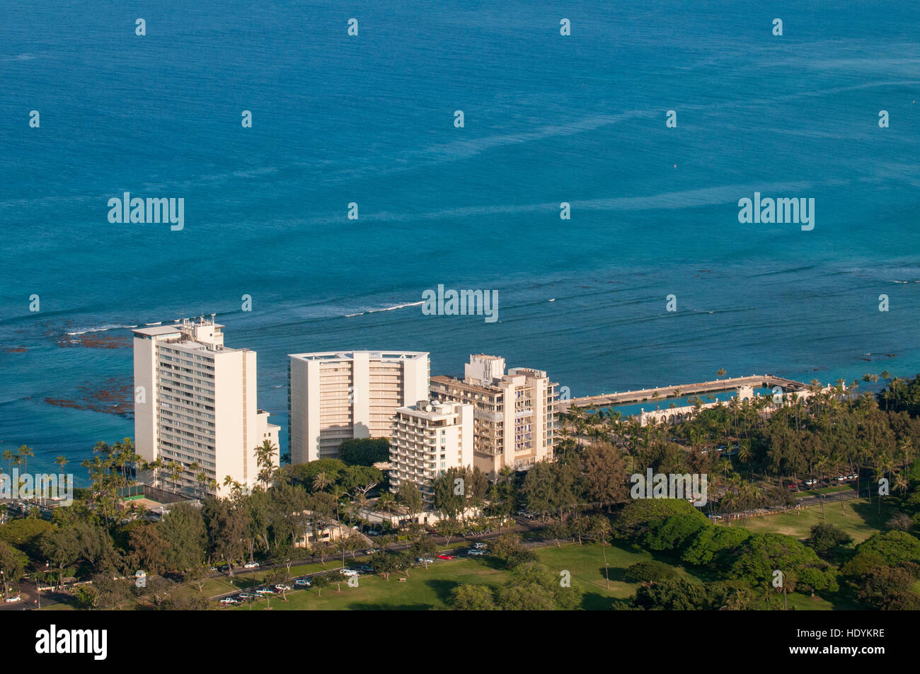 Honolulu dalla cima della Diamond Head membro Monumento (Leahi cratere), Honolulu Oahu, Hawaii. Foto Stock