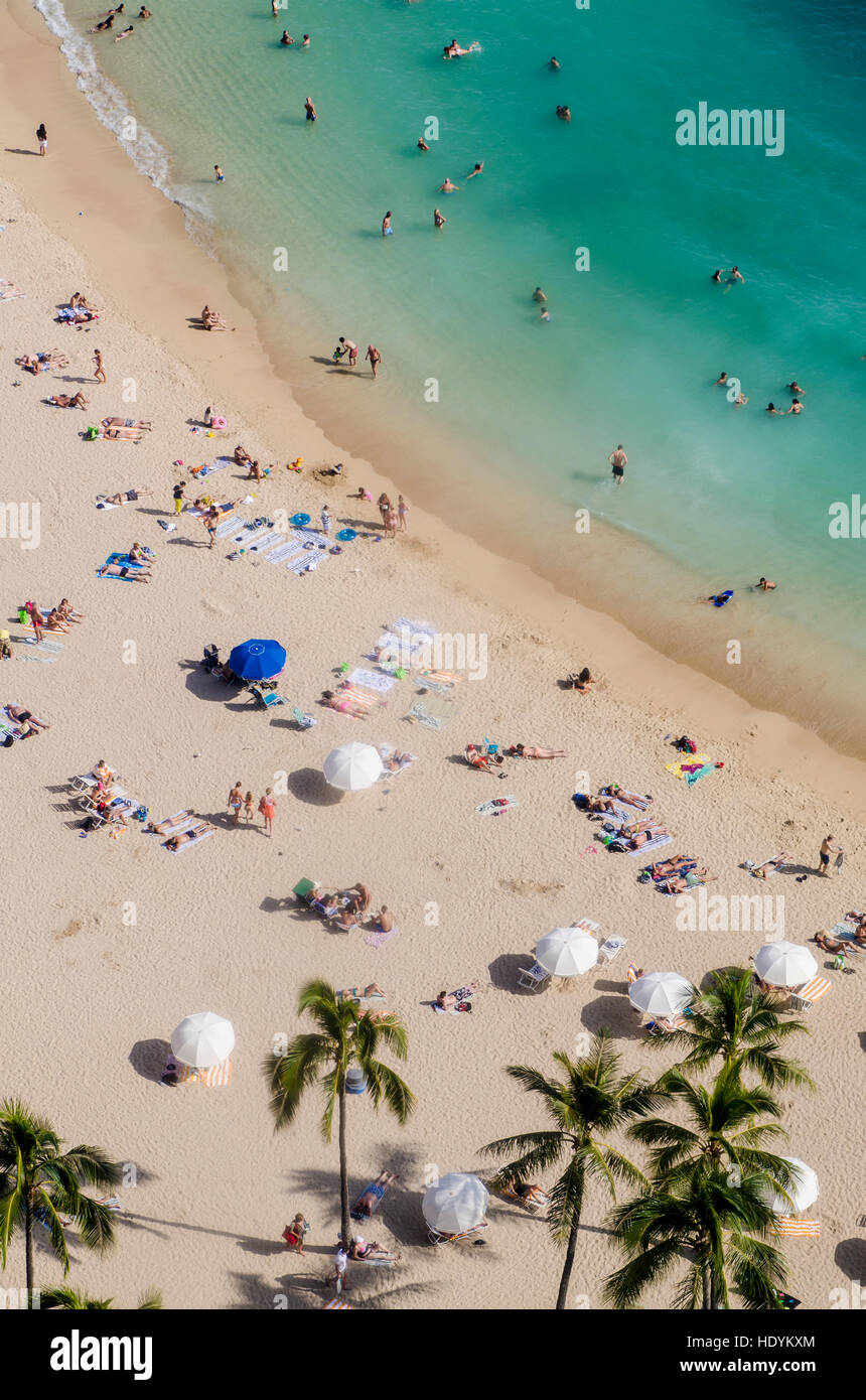 Ombrelloni da spiaggia vista aerea di Waikiki Beach, Waikiki, Honolulu, Oahu, Hawaii. Foto Stock