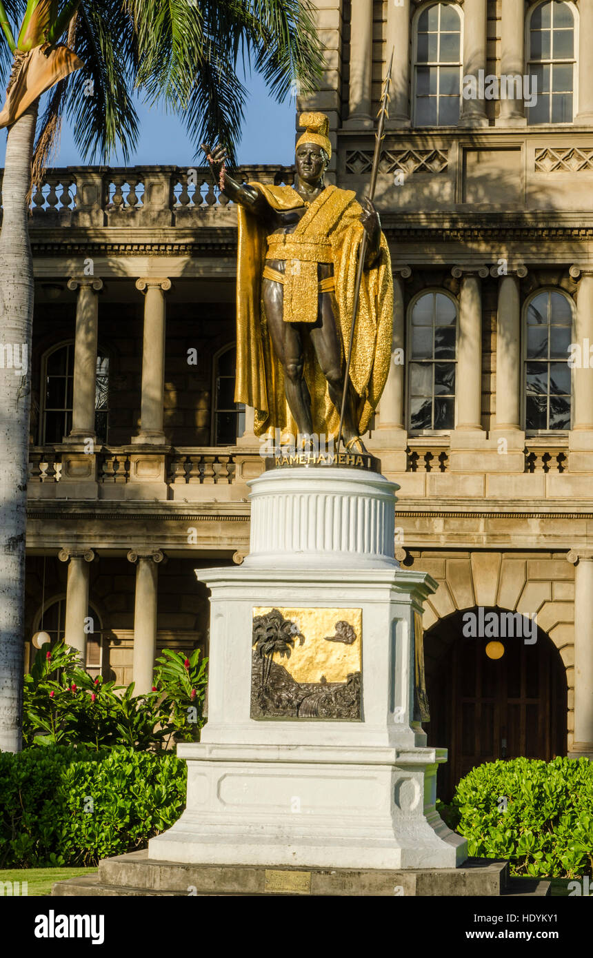 La statua del re Kamehameha si erge di fronte Aliiolani Hale (Hawaii la corte suprema dello Stato), Honolulu Oahu, Hawaii. Foto Stock