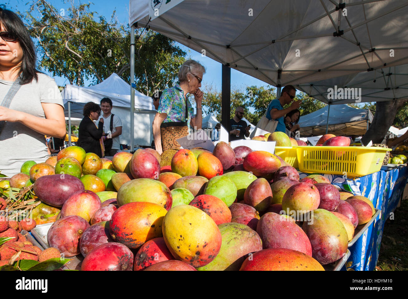 Di mango fresco al sabato mercato agricolo, Honolulu Oahu, Hawaii. Foto Stock