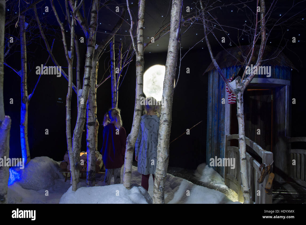 Southbank Centre di Londra, Regno Unito. Il 15 dicembre 2016. Avventure in Moominland, parte delle questioni nordico 2017, è la prima grande esposizione britannica dedicata alla Moomins e acclamato scrittore finlandese Tove Jansson. Il mondo dei Moomins è portato alla vita in un coinvolgente, mostra interattiva. Foto: bambini entrano a moonlit coperte di neve midwinter legno. (Bambini fornito da evento). Credito: Malcolm Park editoriale/Alamy Live News. Foto Stock