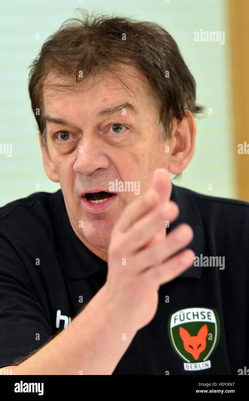 Berlino, Germania. 15 Dic, 2016. Elimir Petkovic è presentato come il nuovo allenatore della tedesca di handball club Fuechse Berlino a Berlino, Germania, 15 dicembre 2016. Foto: Maurizio Gambarini/dpa/Alamy Live News Foto Stock